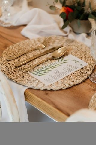 seagrass underplate and gold cutlery